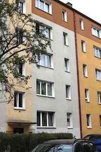 托伦Apartament Chełmiński的一面有窗户的高楼