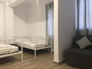 阿利坎特Alicante centre ,Plage et Quartier animé,Wifi Clim的带两张双层床和椅子的房间
