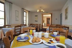 博讷宝纳酒店的用餐室配有餐桌和食物