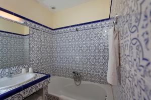 Casamaccioli卡萨万尼尔拉酒店的一间带水槽、浴缸和卫生间的浴室