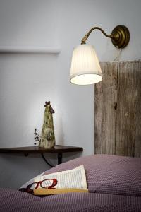 瓦拉洛Al vicolo del Gallo的一间卧室配有一张带台灯和桌子的床