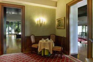 博洛尼亚Meditur Hotel Bologna的一间带桌子和吊灯的用餐室