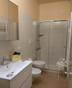 吉诺萨滨海Le Camelie的带淋浴、卫生间和盥洗盆的浴室