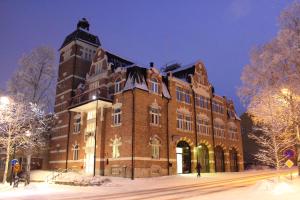 厄斯特松德STF Östersund Ledkrysset的一座大砖砌的建筑,晚上在雪中