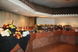 约翰内斯堡Benvenuto Hotel & Conference Centre的厨房配有装满水果和蔬菜的桌子