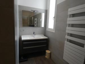 比亚里茨Maison Basque的一间带水槽和镜子的浴室