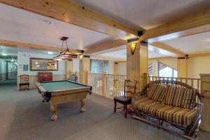 铜山Copper Springs的客房设有台球桌和沙发。