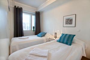 罗瓦涅米帕罗尼洛瓦观光公寓的带窗户的客房内的两张床