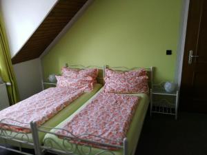 爱尔福特Pension Harmonie的卧室内两张并排的床