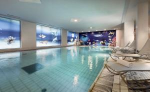 柏林玛丽蒂姆柏林普洛艾特酒店的游泳池,酒店带椅子