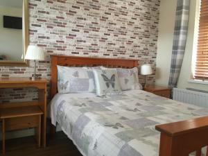 伦敦德里艾莫住宿加早餐酒店的一间卧室配有一张砖墙床
