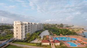 桑给巴尔Hotel Verde Zanzibar - Azam Luxury Resort and Spa的享有河流度假胜地的空中景致