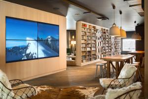 拉普拉涅南洋杉Spa酒店的客厅配有壁挂式大屏幕电视