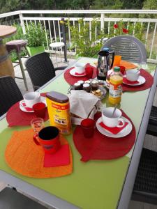 拉加里格La maison familiale的桌子上放着杯子和盘子