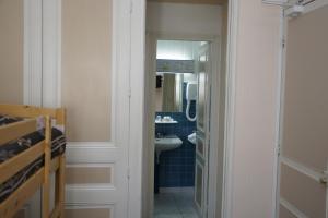 卡尔卡松蒙特古酒店的一间带水槽、卫生间和镜子的浴室