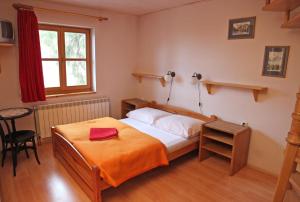 乔尔什滕Willa Jasna的一间卧室配有一张带红色毛巾的床