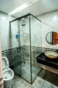 下龙湾Homestay Villa Full House的一间带玻璃淋浴和卫生间的浴室