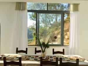 维多利亚Newly furnished appt in Gozo的客房设有窗户和桌椅。