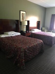 中心城市CCI Express Inn的酒店客房,配有两张床和椅子