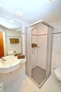 Kirchhatten德国之家酒店及餐厅的带淋浴、盥洗盆和卫生间的浴室