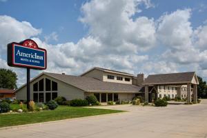 Iowa FallsAmericInn by Wyndham Iowa Falls的建筑前的标志