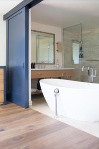 詹纳原木湾度假酒店的一间带大浴缸和水槽的浴室