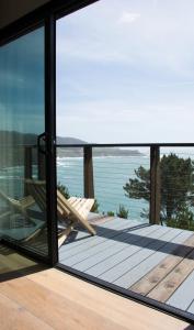 詹纳原木湾度假酒店的阳台享有水景,设有玻璃