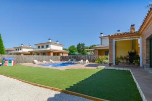 比德雷雷斯Casa Cerca De La Playa的一个带游泳池和房子的后院