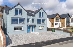 索尔瓦Harmon Vale的前面有车道的蓝色房子