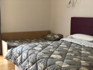Forni di SottoHotel Pramaggiore的一间卧室设有一张大床、一个枕头和一张床,