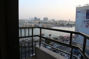 迪拜埃尔卡里大酒店的阳台享有城市美景。