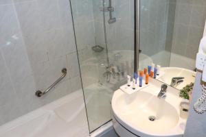 迪拜埃尔卡里大酒店的带淋浴、卫生间和盥洗盆的浴室