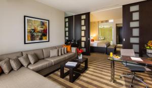 迈阿密迈阿密机场EB酒店的带沙发的客厅和卧室