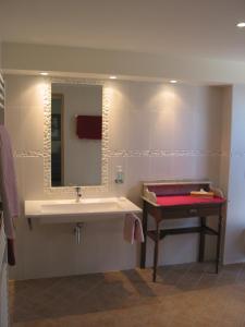 皮斯甘蒂法尼的秘密住宿&早餐酒店的一间带水槽、镜子和桌子的浴室
