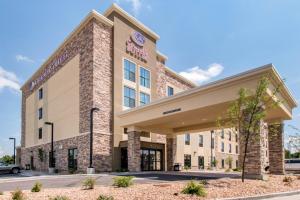 奥罗拉Comfort Suites Denver near Anschutz Medical Campus的酒店前方的 ⁇ 染