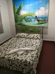 飞鱼湾Ocean View Apartments的墙上画的一张床上