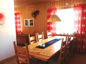 Laisvall斯道博恩斯图甘山林小屋的一间带木桌和椅子的用餐室