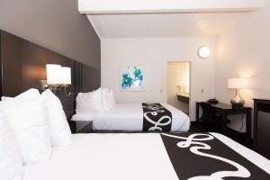 滨海城海滨蒙特利薛斯特贝斯韦斯特酒店的酒店客房,配有两张带白色床单的床