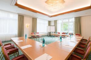 哥廷根帕普贝格贝斯特韦斯特酒店的大型会议室,配有桌椅