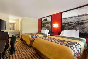 科西卡纳Super 8 by Wyndham Corsicana的酒店客房设有两张床和一台平面电视。
