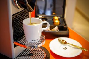 维也纳达斯蒂罗尔精品酒店的一杯咖啡用微波炉煮熟