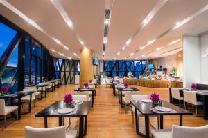 北京北京雅诗阁来福士中心服务公寓的用餐室设有桌椅和窗户。