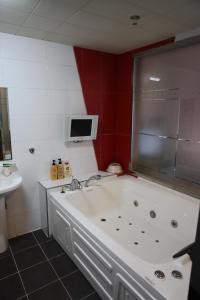 釜山V Motel Songdo的一间带大浴缸和水槽的浴室