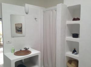 阿索马达Patio II studio at finca的白色的浴室设有水槽和淋浴。