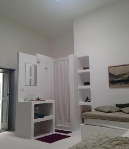 阿索马达Patio II studio at finca的白色的客厅配有沙发和桌子