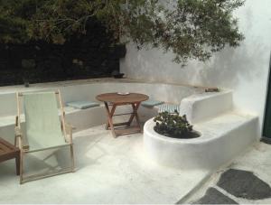 阿索马达Patio II studio at finca的庭院配有桌椅和浴缸。