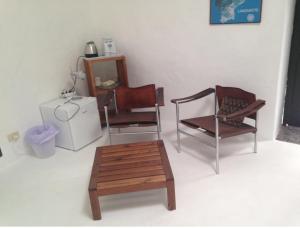阿索马达Patio II studio at finca的配有椅子、桌子和冰箱的房间