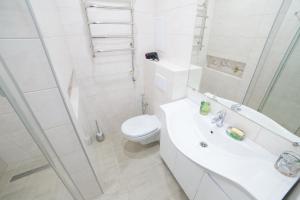 苏梅Elegant VIP apartment的白色的浴室设有卫生间和水槽。