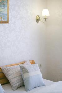 苏梅Elegant VIP apartment的一间卧室配有一张带台灯和枕头的床