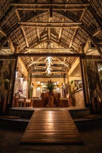 姆杜克Munduk Moding Plantation Nature Resort的大型客房,设有木地板和天花板